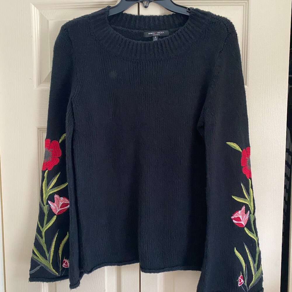 ROMEO & JULIET COUTURE women’s sweater. Embroidered flowers - Size Medium